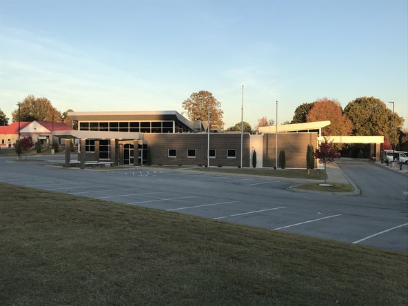 Medical Clinic / Surgery Center: 1507 Linwood Dr, Paragould, AR 72450